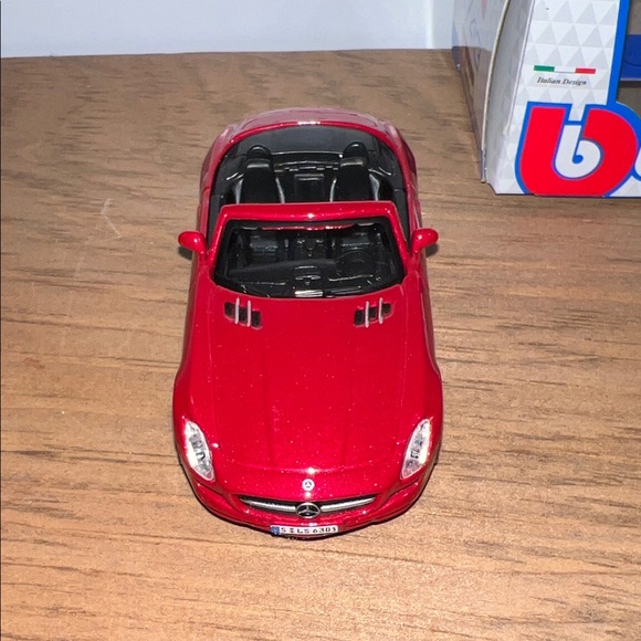 Bburago Street Fire 1/43 Red Mercedes Convertible Die-Cast Toy Car - Picture 5 of 13